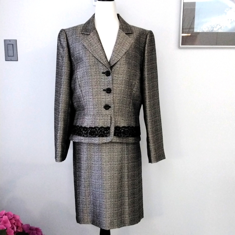 TAHARI Arthur S. Levine 2 piece skirt suit, size 12P